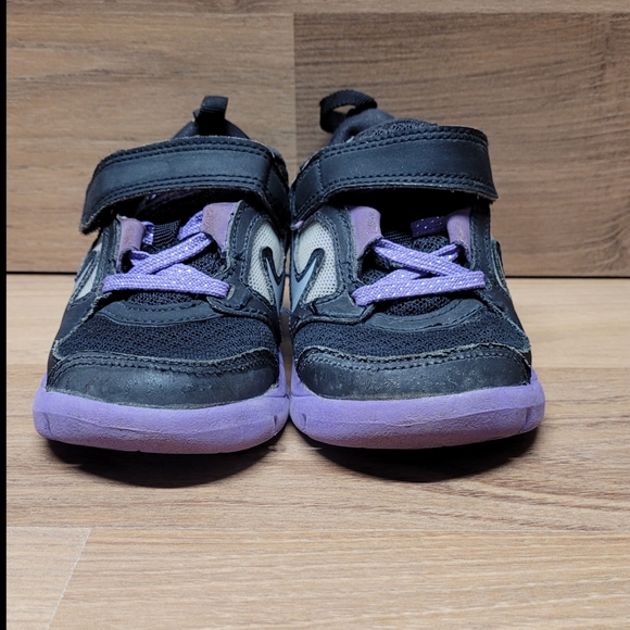 Kids 7.5C Nike Purple and Black Shoes - Picture 2 of 6